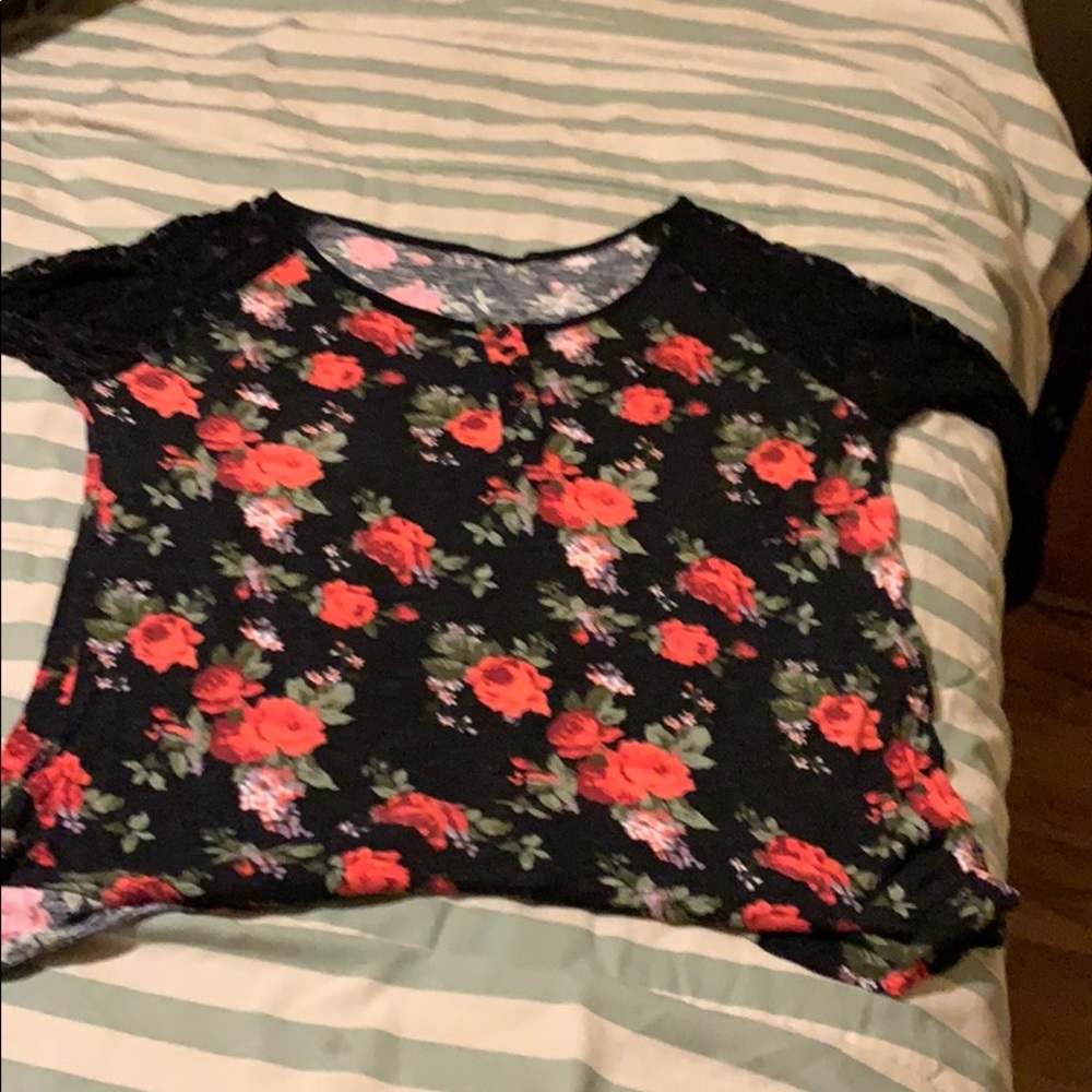 Cute floral shirt w lace half sleeves never worn
